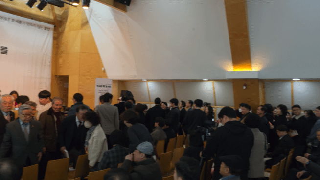 오세훈 시장의 사인을 받기 위해 시민들이 줄을 길게 서고 있다. /사진= 이정우 기자