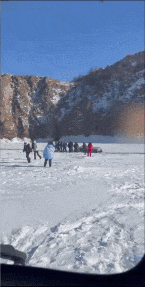 20일(현지시간) 러시아 이르쿠츠크주 바이칼 호수에서 중국인 관광객을 태운 미니버스가 얼음 구멍에 빠져 8명이 사망했다고 타스 통신이 보도했다. 사진은 침몰한 사고 버스(왼쪽)와 침몰 직전 탈출하는 관광객의 모습. 이르쿠츠크주수사위원회