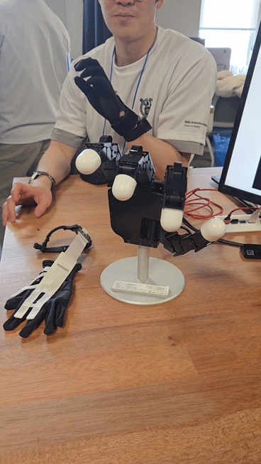 서울대학교 공과대학 로보틱스연구소는 23일 관악캠퍼스 제1공학관과 해동첨단공학관에서 '제2회 서울대학교 로보틱스 데이(SNU Robotics Day)'를 개최했다. 이날 행사에는 학내 20여 개 연구실, 60여 명의 연구진이 참여해 포스터 세션과 로봇 전시·시연을 통해 최신 연구 성과를 공개했다.ⓒ임채현 기자