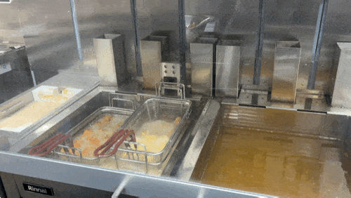 바른치킨 여의도R점 주방에 설치된 레일형로봇이 치킨을 조리하고 있다.