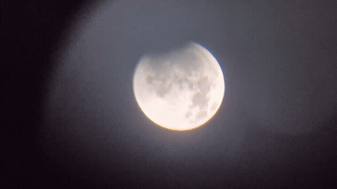 2025년 9월 8일 경기도 여주에서 관측한 개기월식. 달이 조금씩 그림자 속으로 들어가고 있다. [사진=정종오 기자]