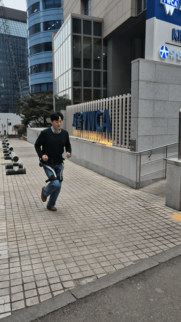 24일 브이디로보틱스가 출시한 아웃도어 퍼포먼스 웨어러블 로봇 하이퍼쉘을 착용하고 달리기 체험을 하고 있다/뉴스1 최동현 기자