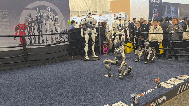 지난달 6일(현지시간) 미국 라스베이거스에서 열린 ‘CES2026’의 중국 로봇 기업 엔진AI의 휴머노이드 로봇이 연달아 앞구르기를 선보이고 있다. 오동욱 기자