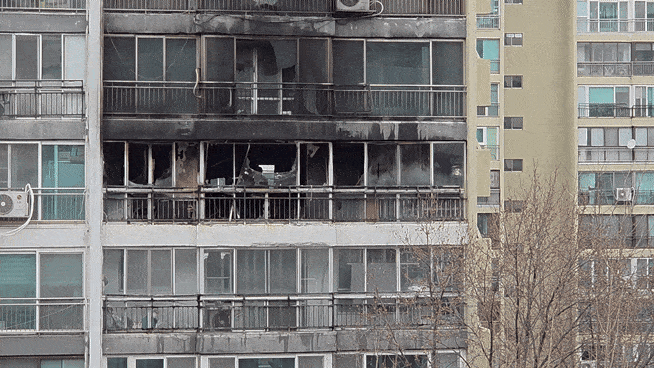 24일 오전 서울 강남구 대치동 은마아파트에서 발생한 화재로 검게 탄 8층 세대. 세대 내부에서는 화재 원인 감식을 벌이고 있다. 이영기 기자.