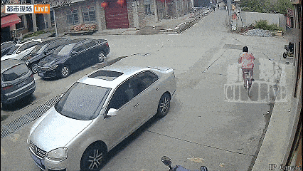 자전거를 타고 가다 넘어진 노인을 부축한 여중생들이 도리어 수천만원대의 손해배상소송에 휘말렸다. [펑파이 신문]