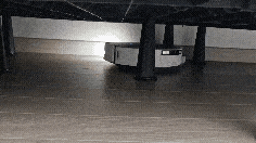 ‘디봇 T90 프로 옴니’가 침대 밑 사각지대를 청소하고 있다. 사진=김예솔 기자