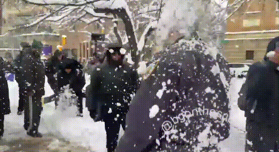 워싱턴 스퀘어 공원에서 23일(현지시간) 눈싸움 중 사람들이 경찰을 향해 눈덩이를 던지고 있다. (소셜미디어 엑스 @officer_Lew)