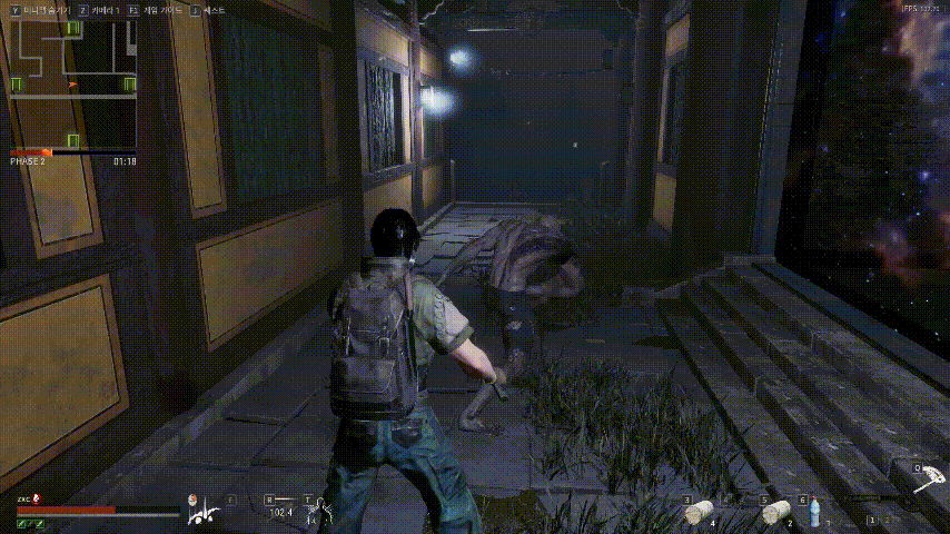 무기에 따라 기절, 출혈, 독 등 다양한 특수 효과를 사용할 수 있다. 해당 장면은 기절 효과를 지닌 '서바이벌 도끼'로 공격하는 모습이다.