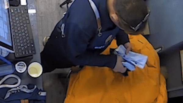 80대 노인이 실외기 아래에 두고간 현금을 확인한 후 112에 신고하는 식당 주인 황모씨의 모습과 보이스피싱 현금 수거책이 도주하지 못하도록 막는 식당 손님들의 모습. 경기북부경찰청 제공