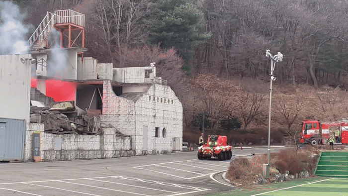 [남양주=뉴시스] 류인선 기자 = 현대차그룹이 소방청에 기증한 무인소방로봇이 24일 경기 남양주 수도권119특수구조대에서 시연 작동을 하고 있다. 2026.2.24. ryu@newsis.com *재판매 및 DB 금지 *재판매 및 DB 금지