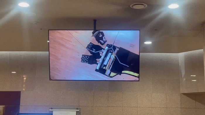 [서울=뉴시스] 피아니스트 김선욱과 조성진이 25일 서울 서초구 예술의 전당에서 열린 고(故) 정주영 창업회장 추모 음악회에서 공연하는 모습이 모니터를 통해 중계되고 있다. 2026.2.25. photo@newsis.com *재판매 및 DB 금지