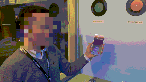 갤럭시 버즈4 프로를 착용한 채 전화가 걸려오자 고개를 가로저어 전화를 거절하는 모습.(사진=전화평 기자)