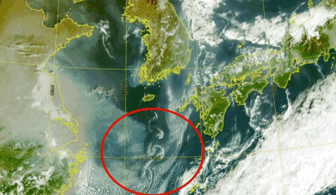 특히 해발 1950m에 이르는 한라산을 품은 제주도는 카르만 소용돌이가 자주 관측되는 지역으로 알려져 있다. 실제로 지난 14일 오전 제주 남쪽 하늘에서도 해당 현상이 형성됐으며, 2월 18일에도 유사한 모습이 관측된 바 있다. 기상청