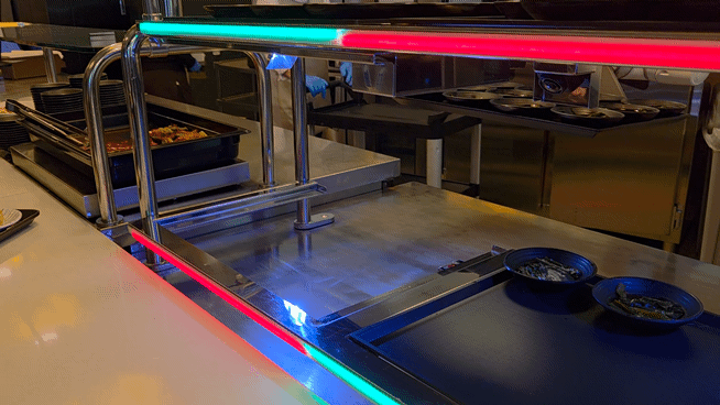 26일 경기 성남시 삼성웰스토리 구내식당에서 부찬배식로봇이 반찬을 나르고 있다. 사진=박경호 기자