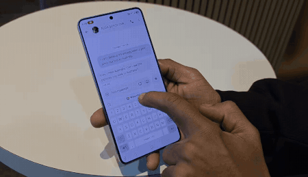 삼성전자의 ‘나우 넛지’ 기능을 통해 친구가 요청한 여행 사진을 보내주고 있다. 정우진 기자