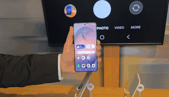 갤럭시 S26 울트라는 모바일폰 최초로 측면에서 보이는 화면을 제한할 수 있는 ‘프라이버시 디스플레이’를 탑재했다. 정우진 기자