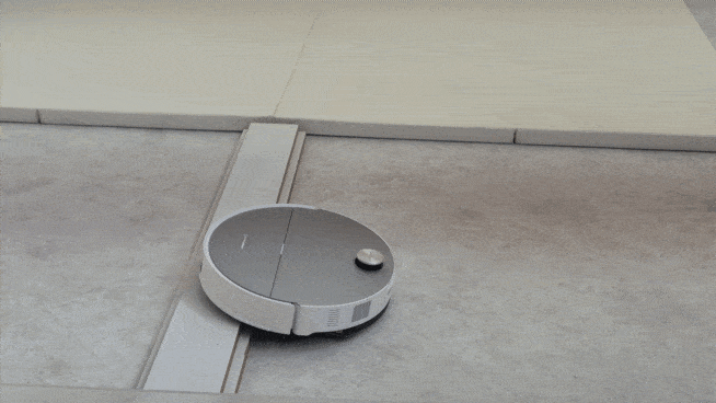 로보락은 26일 서울 성수동 코사이어티에서 열린 ‘2026 신제품 론칭쇼’에서 최대 8.8㎝(4.5㎝+4.3㎝) 높이의 문턱을 넘는 모습을 시연해 보였다. 김현일 기자