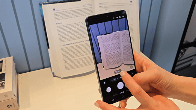 [샌프란시스코=뉴시스]갤럭시 S26 울트라에서 더 진화한 AI 기반 '스캔' 기능으로 굴곡진 책 페이지를 깔끔한 PDF 파일로 간단하게 변환하는 모습. (사진=윤현성 기자) *재판매 및 DB 금지