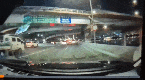 지난 25일 오후 서울 반포대교를 달리던 포르쉐 차량이 다리 밑 한강 둔치로 추락하는 모습. 연합뉴스