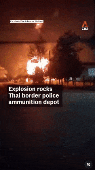 24일(현지시간) 저녁 7시 30분쯤 태국 남동부 수린주에 있는 국경경비대 무기고에서 대형 연쇄 폭발로 인한 화재가 발생했다. 페이스북 영상 캡처