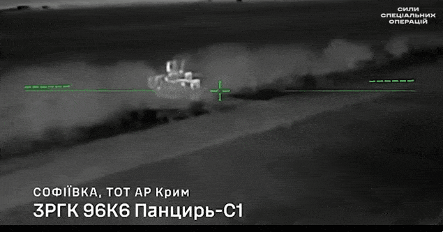 25일(현지시간) 밤 우크라이나 특수작전부대(SSO)가 러시아에 점령된 크림반도에서 러시아군의 최첨단 S-400 트라이엄프 지대공 미사일 시스템을 파괴했다. 관련 영상 캡처