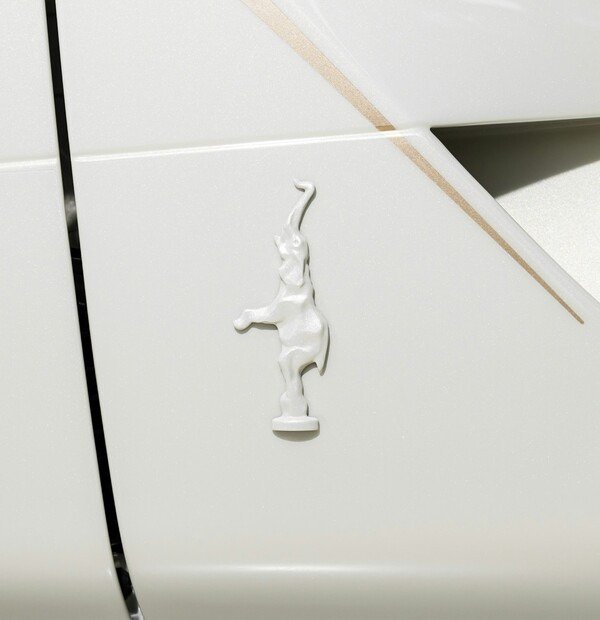 부가티 W16 미스트랄 라 페를르 라르