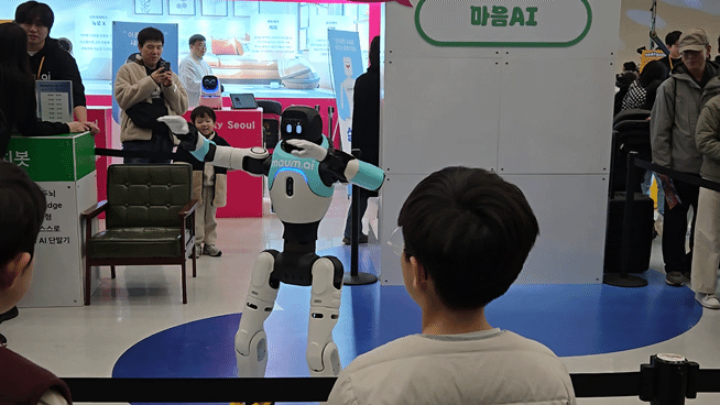 '휴머노이드로봇존'에서 '우치봇'이 공연하는 모습. / 홍주연 기자