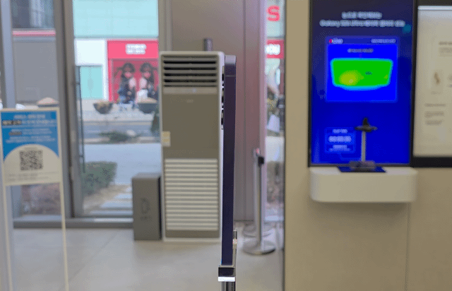 27일 오후 서울 강남구 삼성 강남 1층 매장에 '프라이버시 디스플레이' 기능을 확인할 수 있도록 기기가 회전하고 있다. 영상=김대영 기자