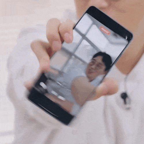 IT 전문 유튜버 ‘잇섭’이 갤럭시 S26의 ‘슈퍼 스테디’ 수평 고정 옵션을 활성화한 채 영상 촬영을 하는 모습. 유튜브 채널 ‘ITSub 잇섭’ 갈무리