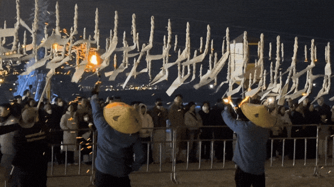 낙화봉에 토치로 불을 붙이는 직원들 / 사진= 문서연 여행+ 기자