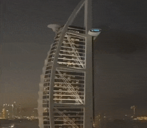 두바이의 7성급 호텔 부르즈 알아랍에 이란의 드론 파편이 떨어져 화재가 발생했다. [엑스]