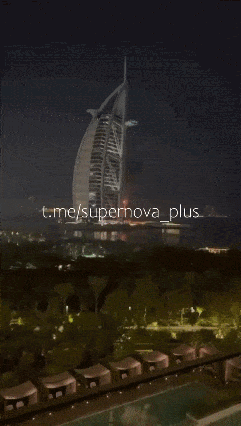미국과 이스라엘의 공습에 대한 이란의 반격으로 28~1일(현지시간) 아랍에미리트(UAE) 두바이의 랜드마트이자 초호화 호텔인 부르즈알아랍에 화재가 발생했다. 두바이 정보 공보국은 드론 1대를 요격하는 과정에서 파편이 외벽에 부딪혀 화재가 발생했고 신속히 진압해 인명피해는 없었다고 전했다. SNS 캡처