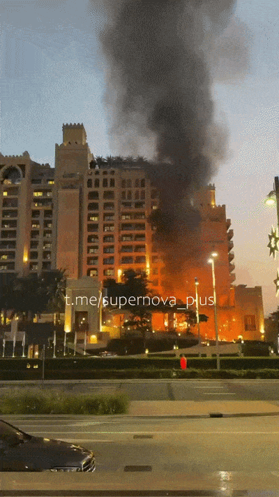 미국과 이스라엘의 공습에 대한 이란의 반격으로 28~1일(현지시간) 아랍에미리트(UAE) 두바이의 한 호텔 인근에 미사일 파편 또는 오폭에 의한 폭발이 일어났다. SNS 캡처
