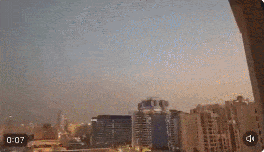 미국과 이스라엘의 공습에 대한 이란의 반격으로 28~1일(현지시간) 아랍에미리트(UAE) 두바이의 한 호텔 인근에 미사일 파편 또는 오폭에 의한 폭발이 일어났다. SNS 캡처