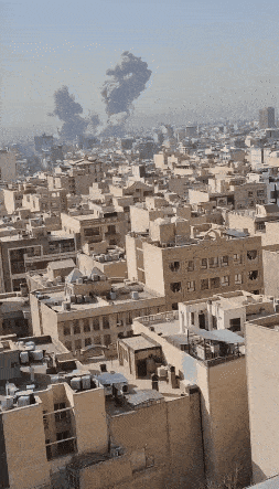 28일 이란 수도 테헤란에서 미국과 이스라엘의 공격으로 화염이 피어오르고 있다.