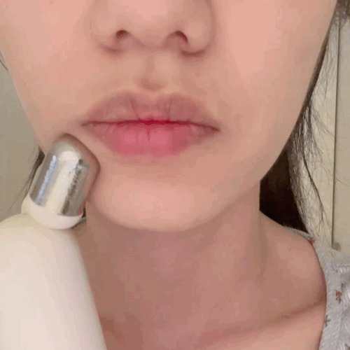 메디큐브 에이지알 부스터 브이롤러 헤드를 작동 시킨 후 피부에 대자 미세 진동에 근육이 움직이기 시작했다. ⓒ 뉴스1 신민경 기자