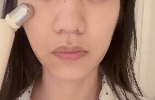 브이롤러 경락 모드를 사용해 심부볼을 관리하고 있다. ⓒ 뉴스1 신민경 기자