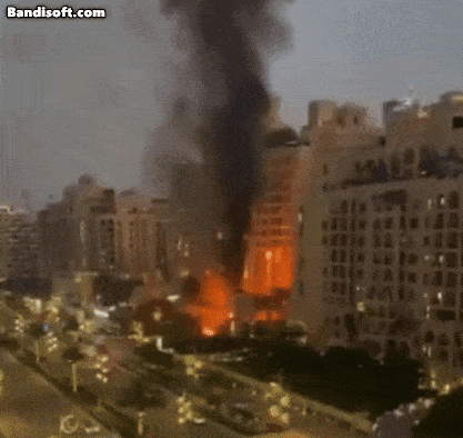 28일(현지시간) 두바이의 호화 거주지인 팜 주메이라에 위치한 5성급 호텔 ‘페어몬트 더 팜’에서 대형 화재로 검은 연기가 상공으로 치솟는 모습. [엑스(X·옛 트위터) 캡처]