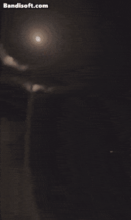 28일(현지시간) 이란이 발사한 미사일이 요격을 뚫고 카타르 내 미 중부사령부 기지 인근을 강타한 모습. [엑스(X·옛 트위터) 캡처]