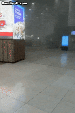 28일(현지시간) 쿠웨이트 국제공항 내부가 검은 연기로 가득 찬 모습. [엑스(X·옛 트위터) 캡처]