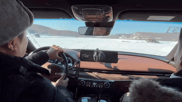 지난달 27일 중국 헤이룽장성 헤이허에 마련된 동계테스트장에서 운전자가 브레이크를 밟지 않고 매끄럽게 유턴을 하고 있다. 헤이허=정다은 특파원