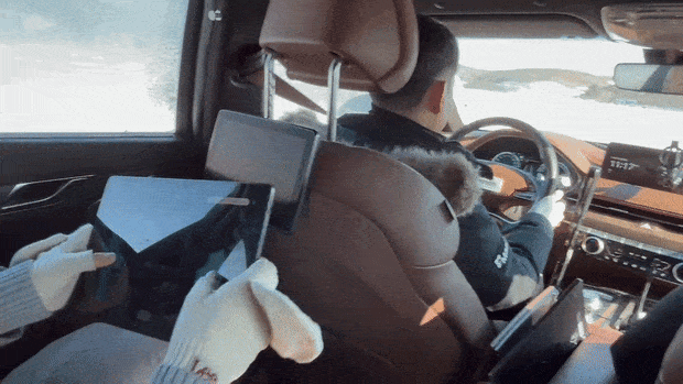 기자가 모바일 휠 컨트롤을 탑재한 태블릿PC를 잡고 좌우로 천천히 기울이자 운전대도 덩달아 돌아가며 자동차가 방향을 튼다. 헤이허=정다은 특파원