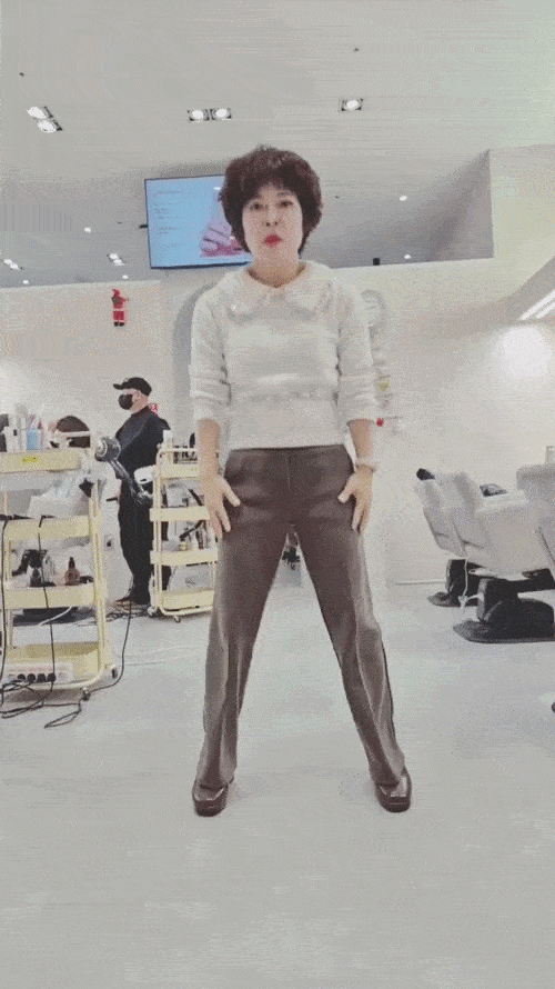 개그맨 조혜련이 다이어트를 위해 틈틈히 스쿼트와 런지를 했다고 밝혔다. /사진=조혜련 인스타그램