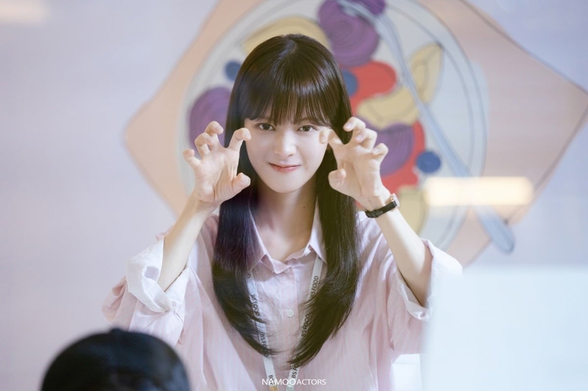 노란 수영복에 섹시한 몸매 어필하는 존예 처자