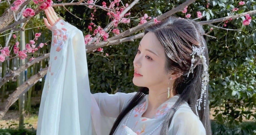 노란 수영복에 섹시한 몸매 어필하는 존예 처자