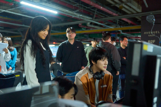 노란 수영복에 섹시한 몸매 어필하는 존예 처자