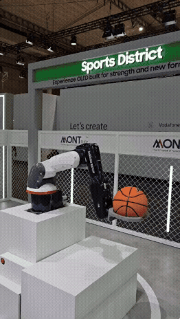 폴더블폰 18대로 만든 농구 백보드를 향해 로봇팔이 농구공을 던지고 있다. (사진=윤정훈 기자)