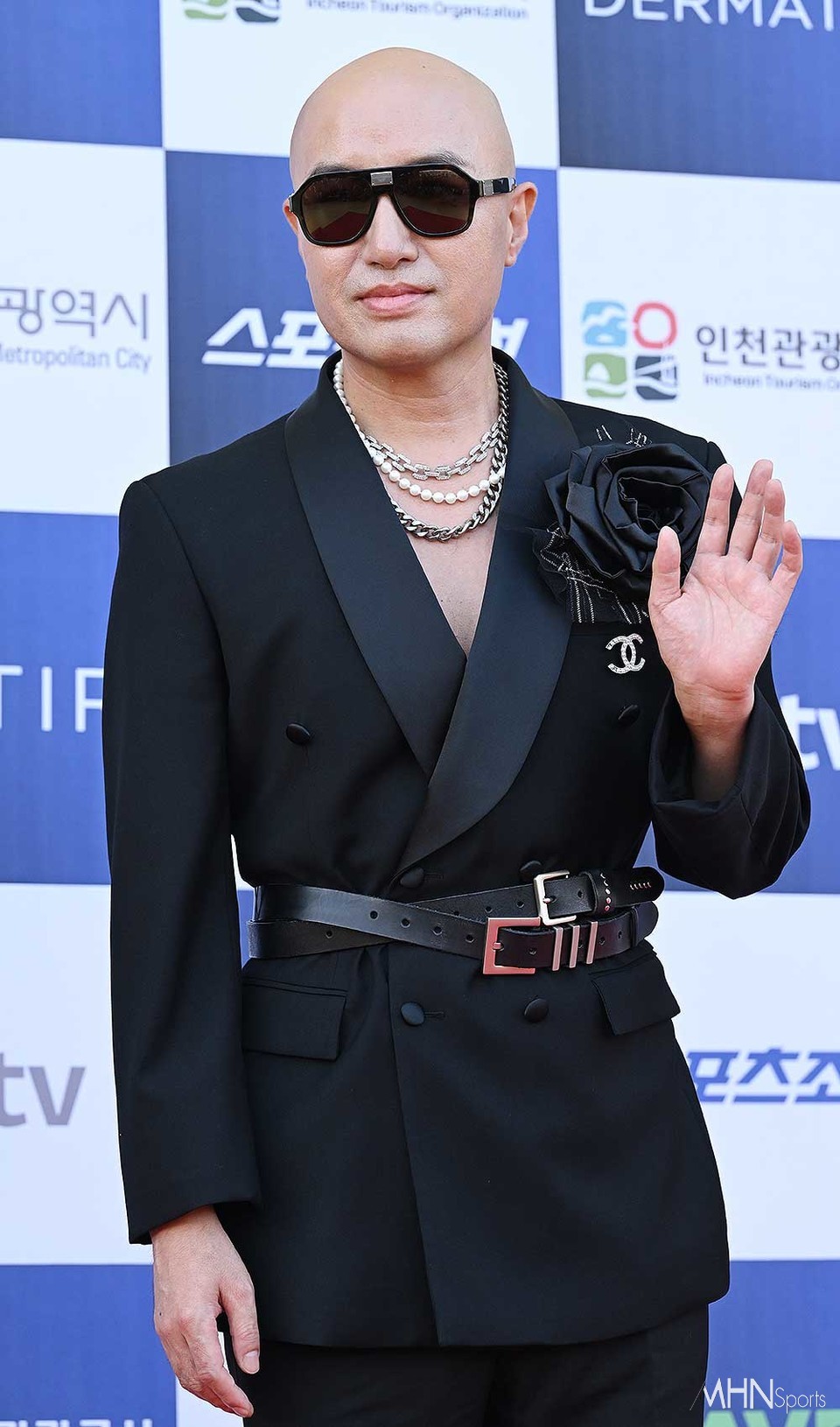 노란 수영복에 섹시한 몸매 어필하는 존예 처자