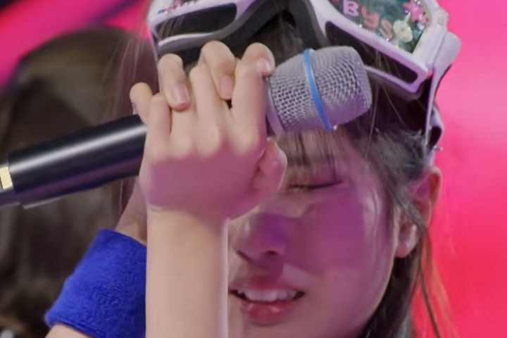 노란 수영복에 섹시한 몸매 어필하는 존예 처자