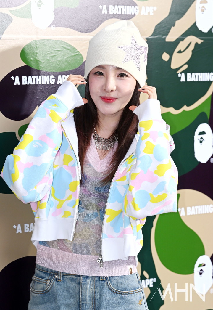 노란 수영복에 섹시한 몸매 어필하는 존예 처자